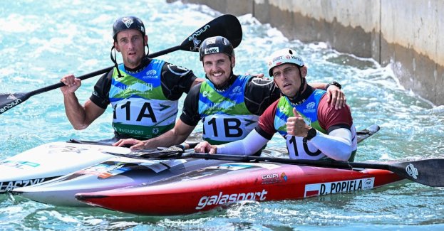 Mateusz Polaczyk, Michał Pasiut i Dariusz Popiela zajęli czwarte miejsce, a Klaudia Zwolińska, Dominika Brzeska i Hanna Brzeska piąte w rywalizacji drużynowej podczas mistrzostw świata w slalomie kajakowym w amerykańskim Oklahoma City. Męska drużyna dostała cztery sekundy karne, a żeńska dwie. Gdyby obie ekipy popełniły po jednym błędzie mniej, męski zespół cieszyłby się ze złota, a żeński z brązu.